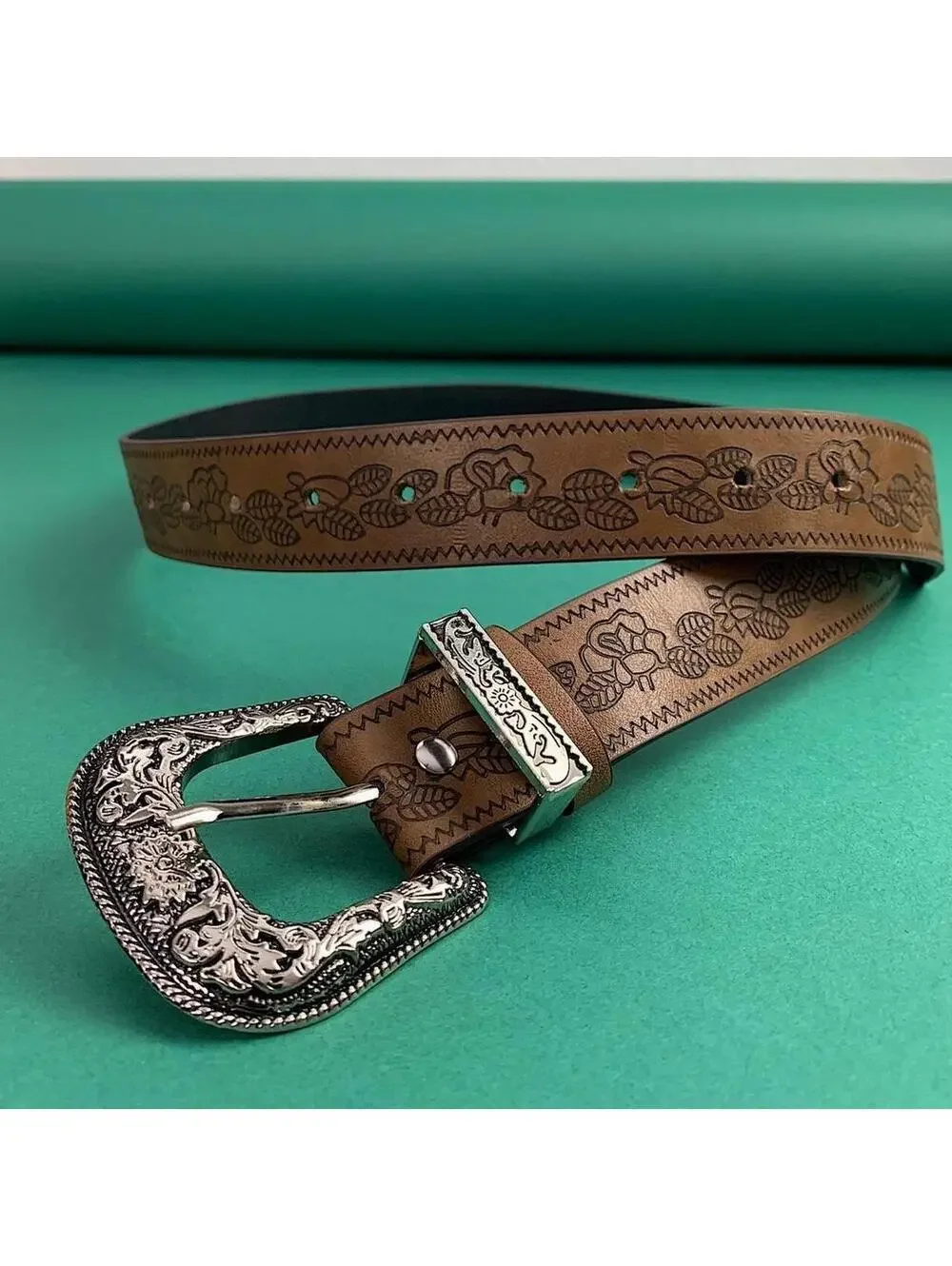American Western vintage style brown belt. 38 inches length. 1 inch width. Fits